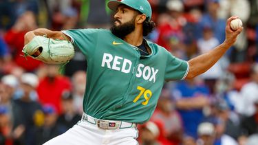 Raymond Burgos de los Medias Rojas lanza contra los Cachorros de Chicago, el viernes 25 de septiembre de 2026, en Boston. (AP Foto/Greg M. Cooper)
