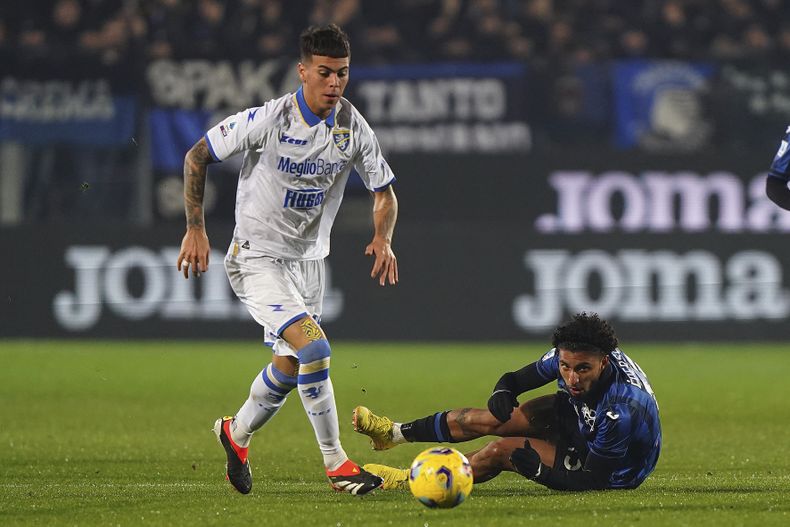 José Dos Santos Ederson (derecha) de Atalanta y Enzo Barrenechea de Frosinone pugnan el balón en el partido de la Serie A italiana, el lunes 15 de enero de 2023, en Bérgamo. (Spada/LaPresse vía AP)