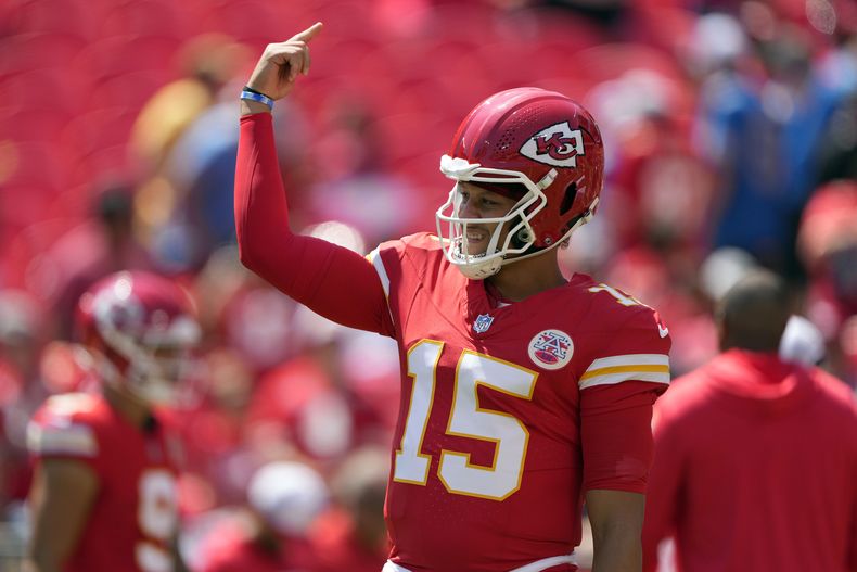 El quarterback de los Chiefs de Kansas City, Patrick Mahomes (15) realiza calentamientos previo al juego de pretemporada de la NFL ante los Lions de Detroit, el sábado 17 de agosto de 2024, en Kansas City, Misuri. (AP Foto/Charlie Riedel)