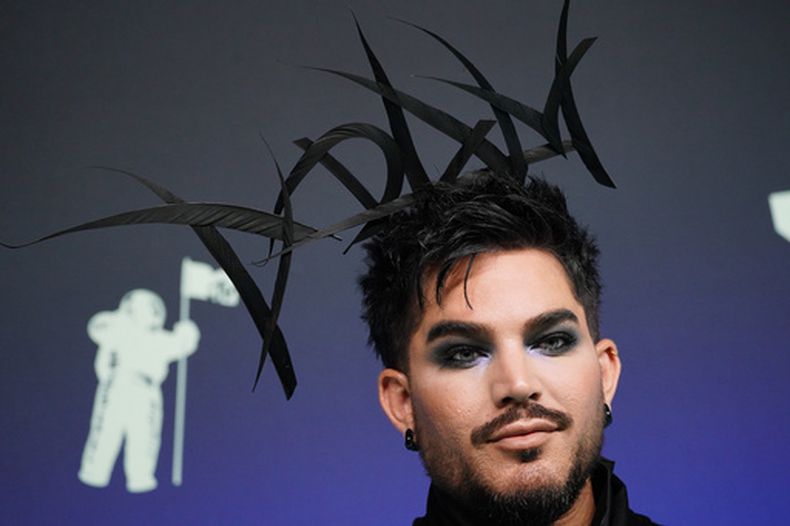 Adam Lambert llega a los Premios MTV a los Videos Musicales el domingo 27 de septiembre de 2026, en el Teatro Peacock de Los Ángeles. (Foto Jordan Strauss/Invision/AP)