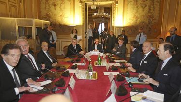 americateve | El canciller franc&eacute;s Laurent Fabius, tercero desde la derecha, se re&uacute;ne con el embajador palestuino en Francia Hael Al Fahoum, izquierda, y el canciller palestino Riyad al-Maliki, segundo desde la izquierda, en el Quai dOrsay en Par&iacute;