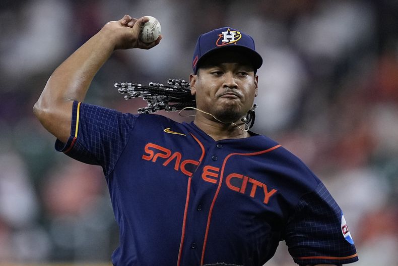 El venezolano Luis García, de los Astros de Houston, hace un lanzamiento en el primer inning del juego del lunes 1 de mayo de 2023, ante los Gigantes de San Francisco (AP Foto/Kevin M. Cox)