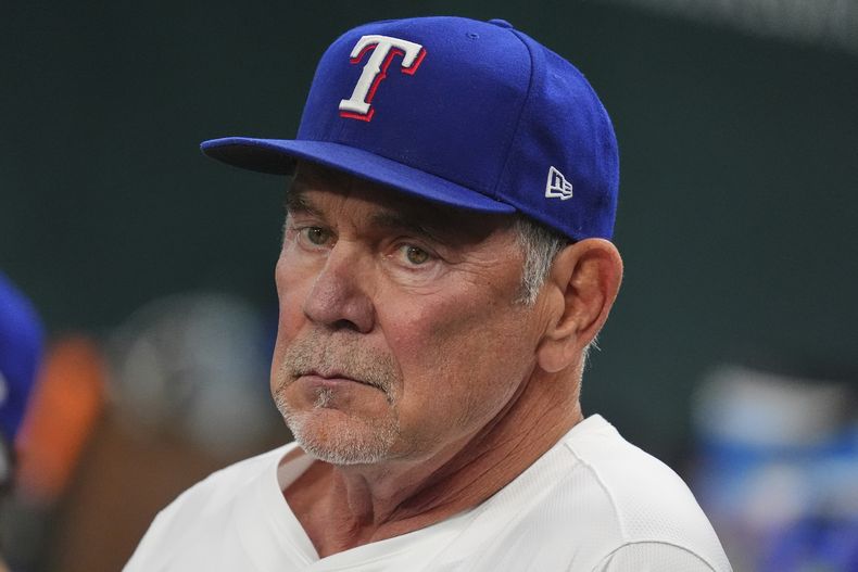 Bruce Bochy, manager de los Rangers de Texas, se sienta en la cueva antes del juego del jueves 15 de mayo de 2025, ante los Astros de Houston (AP Foto/LM Otero)
