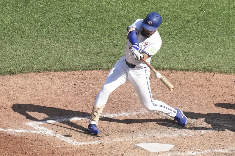 Nathan Lukes de los Azulejos de Toronto conecta un doble ante los Cardenales de Luis, el domingo 15 de septiembre de 2024, en Toronto. (Chris Young/The Canadian Press vía AP)