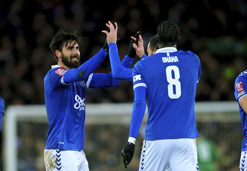 Andre Gomes, del Everton, festeja tras anotar en el encuentro de la Copa de la FA ante Crystal Palace, el miércoles 17 de enero de 2024 (Peter Byrne/PA via AP)