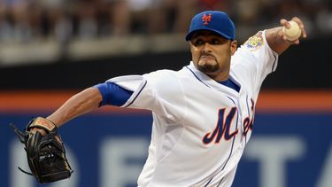 americateve | El pitcher venezolano de los Mets, Johan Santana, lanza el 11 de agosto de 2012 en Nueva York. Santana pact&oacute; con los Orioles de Baltimore, se anunci&oacute; el martes, 4 de marzo de 2014. (AP Photos/Henny Ray Abrams, file)