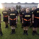 ARCHIVO - Estudiantes del nuevo curso de preparación del ejército de Estados Unidos firmes tras un entrenamiento de ejercicios físicos en Fort Jackson, en Columbia, Carolina del Sur, el 27 de agosto de 2022. (AP Foto/Sean Rayford, Archivo)
