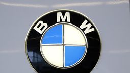 El logotipo de BMW en exhibición en el Salón Internacional del Automóvil de Pittsburgh 2020 el 13 de febrero de 2020. (Foto AP/Gene J. Puskar, Archivo)