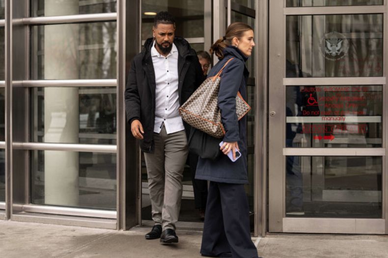 Emmanuel Clase, relevista de los Guardianes de Cleveland, sale de un tribunal federal en Brooklyn, el 18 de febrero de 2026, en Nueva York. (AP Foto/Yuki Iwamura)