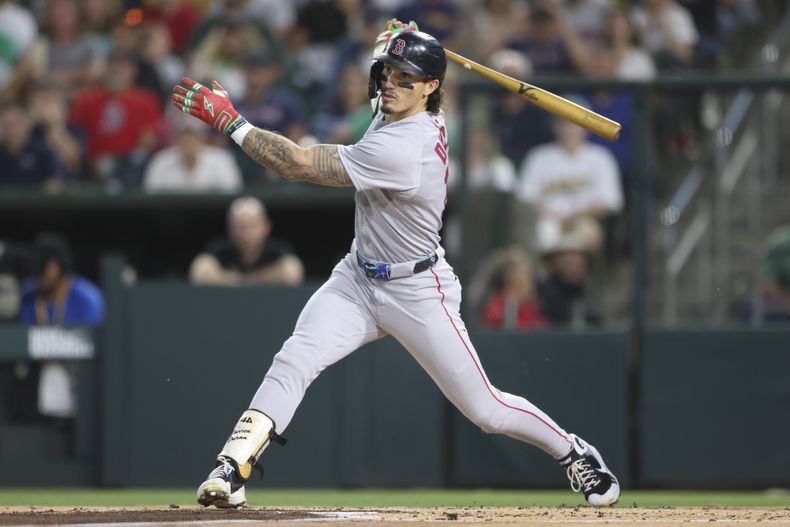 Jarren Duran, de los Medias Rojas de Boston, observa su sencillo productor de una carrera durante la segunda entrada del juego de béisbol de Grandes Ligas contra los Atléticos, el lunes 8 de septiembre de 2025, en West Sacramento, California. (AP Foto/Scott Marshall)