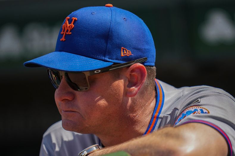 Carlos Mendoza, mánager de los Mets de Nueva York, observa desde el dugout durante la primera entrada del juego de béisbol de Grandes Ligas frente a los Cachorros de Chicago, el viernes 17 de abril de 2026, en Chicago. (AP Foto/Erin Hooley)