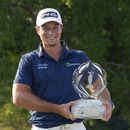 Viktor Hovland, de Noruega, sostiene el trofeo después de ganar el torneo de golf, Memorial el domingo 5 de junio de 2023, en Dublín, Ohio. (AP Foto/Darron Cummings)