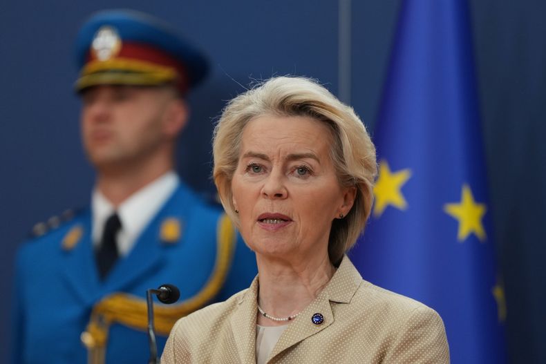 La presidenta de la Comisión Europea, Ursula von der Leyen, habla con los medios durante una conferencia de prensa conjunta con el presidente de Serbia, Aleksandar Vucic, en el Palacio de Serbia en Belgrado, Serbia, el miércoles 15 de octubre de 2025. (AP Foto/Darko Vojinovic)