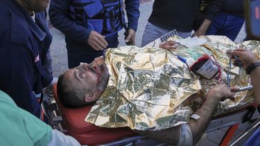 Un trabajador del Servicio de Remoción de Minas de las Naciones Unidas es trasladado al Hospital Mártires de Al-Aqsa después de lo que la ONU describió como un ataque en el que se lanzó o disparó un dispositivo explosivo, el miércoles 19 de marzo de 2025, en Deir al Balah, Franja de Gaza. (AP Foto/Abdel Kareem Hana)