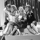 En esta fotografía de archivo del 6 de abril de 1974, el grupo pop sueco ABBA celebra su victoria en el Festival de la Canción de Eurovisión de 1974 con su canción Waterloo. (Foto AP/Robert Dear, Archivo)