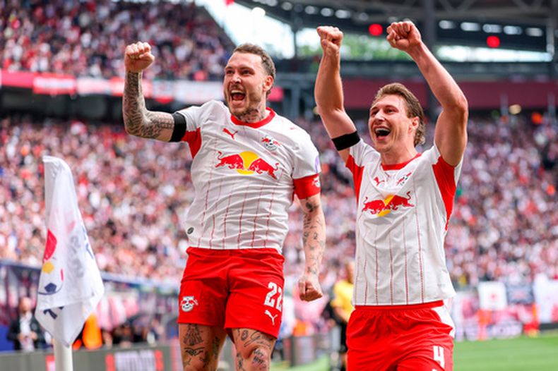 Willi Orban y David Raum del Leipzig celebran tras el encuentro ante el St. Pauli en la Bundesliga el domingo 9 de mayo del 2026. (Jan Woitas/dpa via AP)