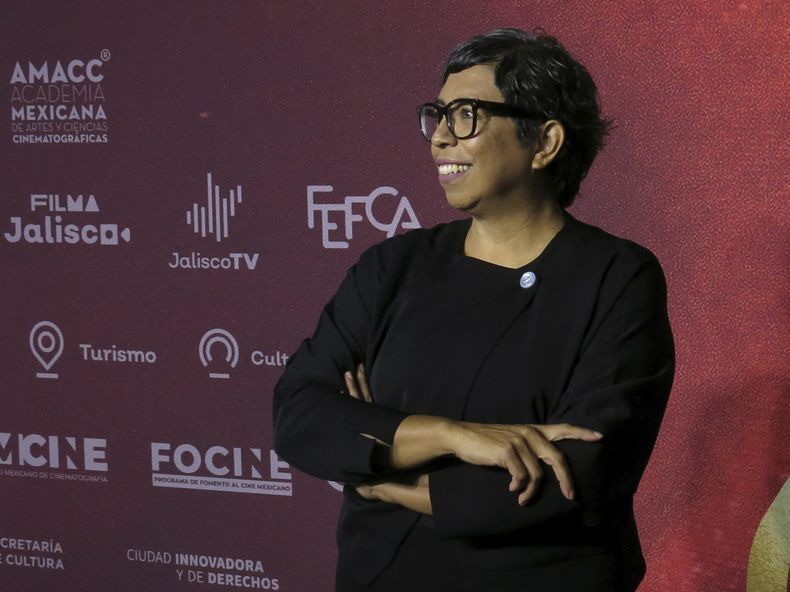 La cineasta mexicano-salvadoreña Tatiana Huezo, del documental El Eco, posa para fotógrafos a su llegada al encuentro de nominados de la 66a edición del Premio Ariel de la Academia Mexicana de Artes y Ciencias Cinematográficas, en la Ciudad de México, el miércoles 21 de agosto de 2024. (Foto AP/Berenice Bautista)