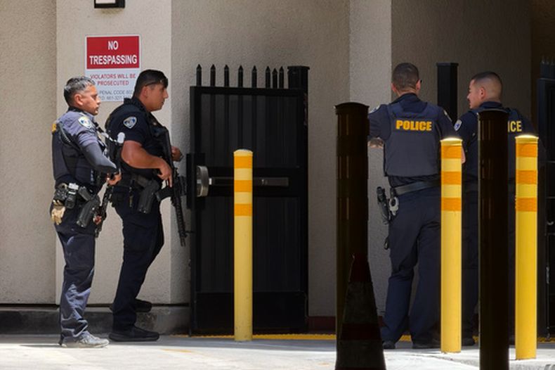 Policías acuden al sitio donde un hombre se atrincheró dentro de un banco, el martes 2 de junio de 2026 2026, en Bakersfield, California. (Jacob, Dads Gone Live vía AP)
