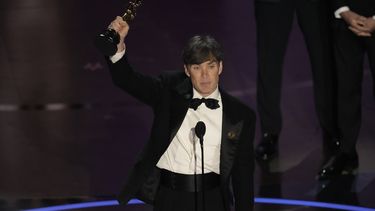 Cillian Murphy recibe el premio a mejor actor por Oppenheimer en los Oscar el domingo 10 de marzo de 2024, en el Teatro Dolby en Los Ángeles. (Foto AP/Chris Pizzello)