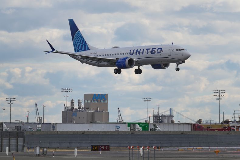 Un avión aterriza en el Aeropuerto Internacional de Newark, en Nueva Jersey, el 6 de noviembre de 2025. (AP Foto/Seth Wenig)