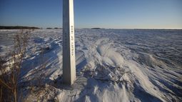 ARCHIVO - Un hito en la frontera entre Estados Unidos y Canadá en las afueras de Emerson, Manitoba, Canadá, 20 de enero de 2022. Un hombre acusado de ayudar a transportar gente ilegalmente a través de la frontera entre Canadá y Estados Unidos a Minnesota, incluidos cuatro miembros de una familia india que murieron congelados en 2022, se declaró inocente de contrabando de seres humanos el miércoles 27 de marzo de 2024.(John Woods/The Canadian Press via AP, File)