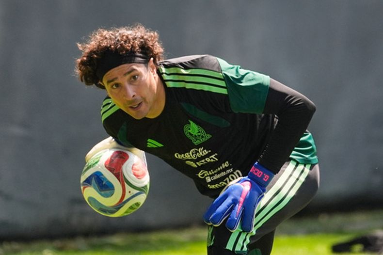 ARCHIVO - El arquero mexicano Guillermo Ochoa durante un entrenamiento de la selección nacional previo a un amistoso contra Portugal, el jueves 26 de marzo de 2026, en la Ciudad de México. (AP Foto/Marco Ugarte)