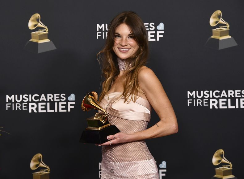 Amy Allen posa en la sala de prensa con el premio al compositor del año, no clásico, durante la 67ª entrega anual de los Grammy el domingo 2 de febrero de 2025 en Los Ángeles. (Foto Richard Shotwell/Invision/AP)