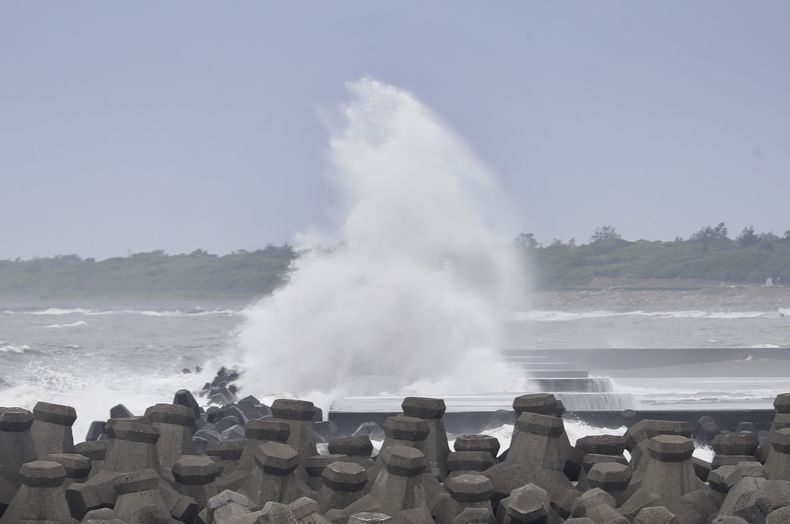 Olas estrellándose contra la costa mientras se acerca el tifón Krathon, en el condado Yilan, en la costa este de Taiwán, el martes 1 de octubre de 2024. (AP Foto/Chiang Ying-ying)