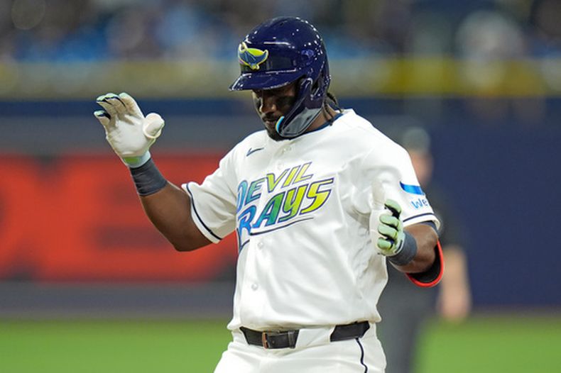 El dominicano Jorge Mateo, de los Rays de Tampa Bay, festeja luego de pegar un sencillo en el encuentro del viernes 28 de agosto de 2026 ante los Padres de San Diego (AP Foto/Chris OMeara)