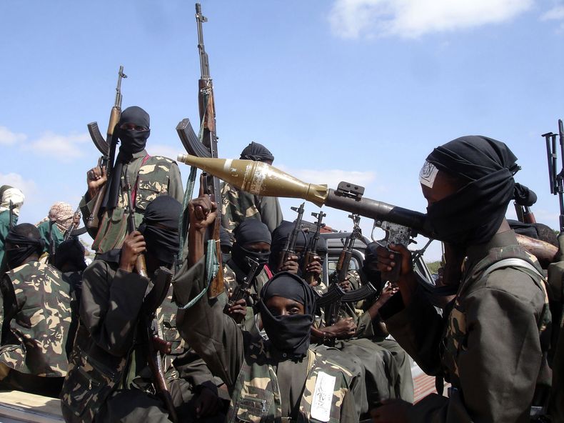 ARCHIVO - Combatientes armados de al-Shabab viajan en camionetas mientras se preparan para viajar, a las afueras de la capital, Mogadiscio, en Somalia, el 8 de diciembre de 2008. (AP Foto/Farah Abdi Warsameh, Archivo)