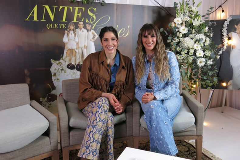 Ashley Grace Pérez Mosa, izquierda, y Hanna Nicole Pérez Mosa, del dúo Ha*Ash, posan durante una entrevista para promocionar su sencillo Antes que te cases en la Ciudad de México, el martes 22 de septiembre de 2026. (Foto AP/Berenice Bautista)