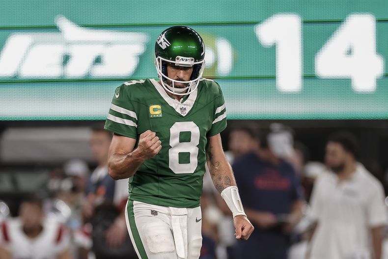 Aaron Rodgers, quarterback de los Jets de Nueva York, festeja en el partido ante los Patriots de Nueva Inglaterra, el jueves 19 de septiembre de 2024 (AP Foto/Adam Hunger)