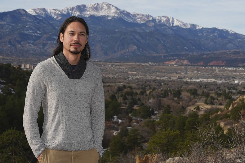 Lane Belone posa con Pikes Peak de fondo en un mirador del Parque Palmer, el jueves 19 de diciembre de 2024, en Colorado Springs, Colorado. (AP Foto/David Zalubowski)