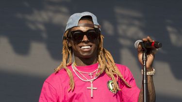 rapero lil wayne es acusado por posesion de arma en florida