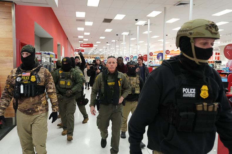 ARCHIVO - Gregory Bovino, comandante de la Patrulla Fronteriza de Estados Unidos --al centro--, recorre una tienda Target el 11 de enero de 2026 en St. Paul, Minnesota. (AP Foto/Adam Gray, archivo)