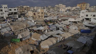Palestinos desplazados viven en un campamento de tiendas de campaña en la Ciudad de Gaza, el 23 de junio de 2025. (AP Foto/Jehad Alshrafi)