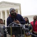 Evan Milligan (cent), quien presentó la demanda en el caso del mapa electoral de Alabama, frente a la Corte Suprema en Washington, el 4 de octubre de 2022. (Foto AP /Patrick Semansky)