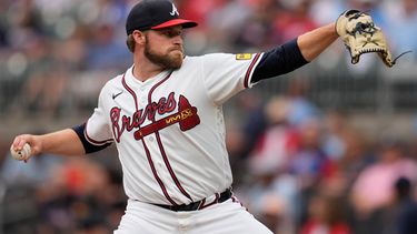 Bryce Elder, lanzador de los Bravos de Atlanta, hace un pitcheo en el primer inning del duelo ante los Marlins de Miami, el miércoles 5 de agosto de 2026 (AP Foto/Mike Stewart)