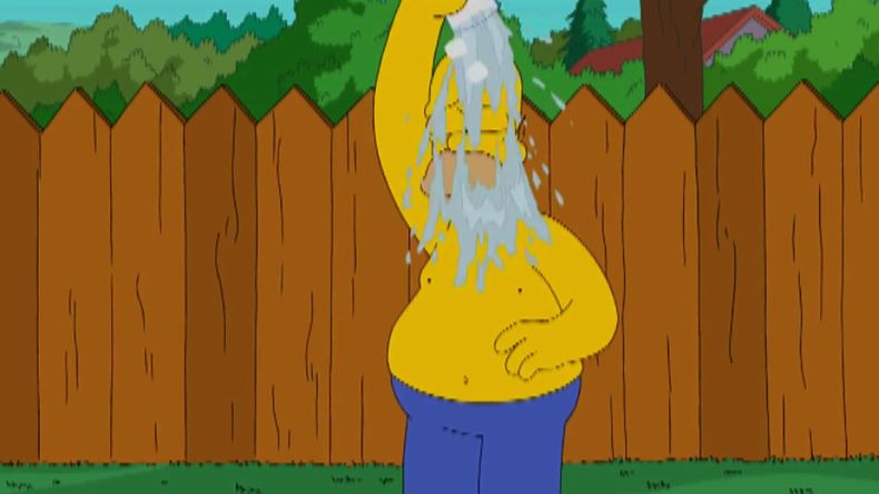 El personaje de la famosa serie se sometió al desafió para generar conciencia sobre la ELA, pero el frío fue mayor que el que esperaba