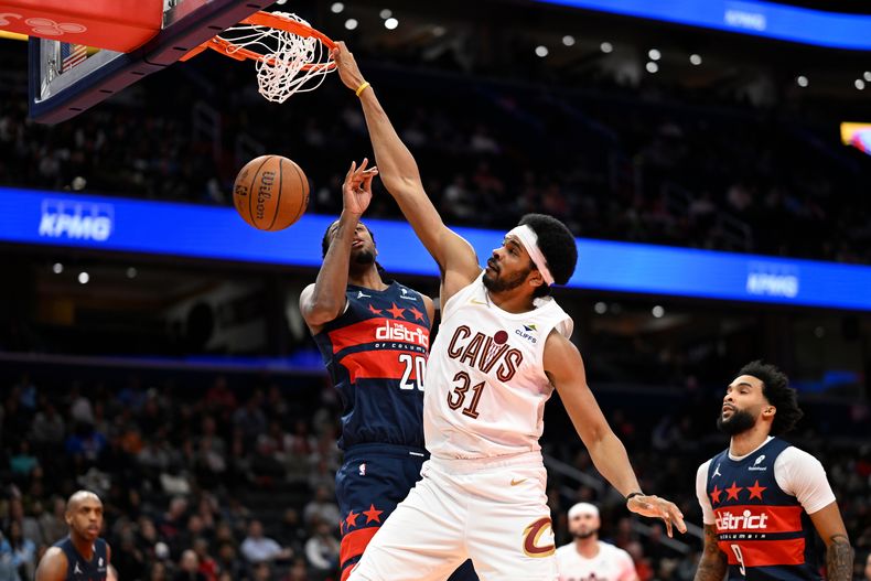 Jarrett Allen (31), de los Cavaliers de Cleveland, clava el balón frente a Alex Sarr, de los Wizards de Washington, durante la primera mitad del juego de baloncesto de la Copa NBA, el viernes 7 de noviembre de 2025, en Washington. (AP Foto/John McDonnell)