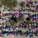 Los fanáticos de la estrella pop colombiana Shakira esperan en fila afuera del Estadio Nacional antes de su concierto, que terminó cancelándose, en Santiago, Chile, el domingo 2 de marzo de 2025. (Foto AP/Matías Basualdo)