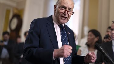 El líder de la mayoría del Senado, Chuck Schumer, demócrata por Nueva York, habla con los periodistas tras una sesión de estrategia demócrata, en el Capitolio, en Washington, el martes 21 de mayo de 2024. (AP Foto/J. Scott Applewhite)