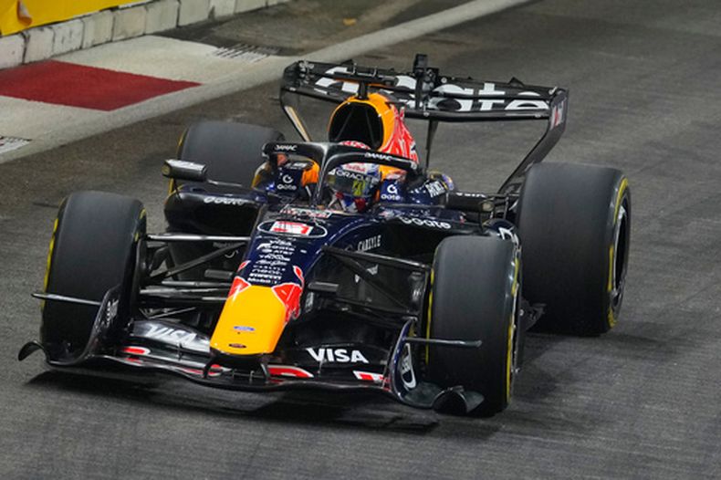 El piloto holandés de Red Bull, Max Verstappen, conduce su monoplaza durante la sesión de clasificación para la carrera corta previa al Gran Premio de Singapur de Fórmula 1 en Singapur, el viernes 9 de octubre de 2026. (Foto AP/Vincent Thian)