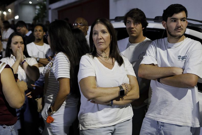 Seguidores del candidato opositor Edmundo González reunidos a las afueras de su sede de campaña mientras esperan los resultados de las elecciones presidenciales en Caracas, Venezuela, el domingo 28 de julio de 2024. (AP Foto/Cristian Hernández)