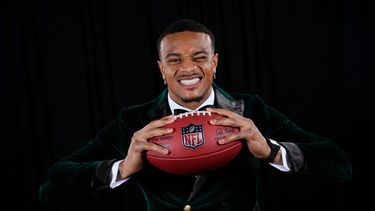 ARCHIVO - Foto del 6 de febrero del 2025, Patric, Surtain II de los Broncos de Denver, Jugador Defensivo del Año 2025, posa tras ganar el premio en el NFL Honors.. (AP Foto/Matt York, Archivo)