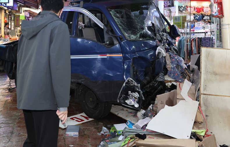El camión que arrolló a personas en un mercado en Bucheon, Corea del Sur, el 13 de noviembre del 2025. (Lim Soon-suck/Yonhap via AP)