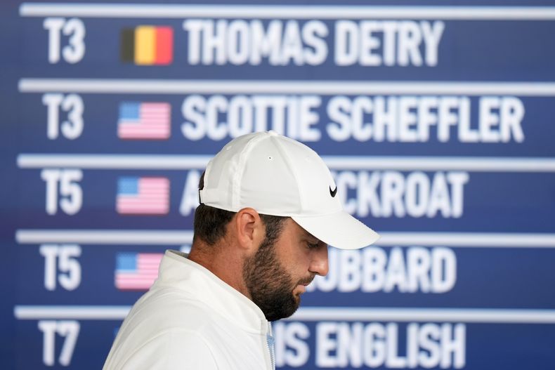Scottie Scheffler llega a una conferencia de prensa tras la segunda ronda del Campeonato de la PGA en Louisville, Kentucky, el viernes 17 de mayo de 2024 (AP Foto/Matt York)