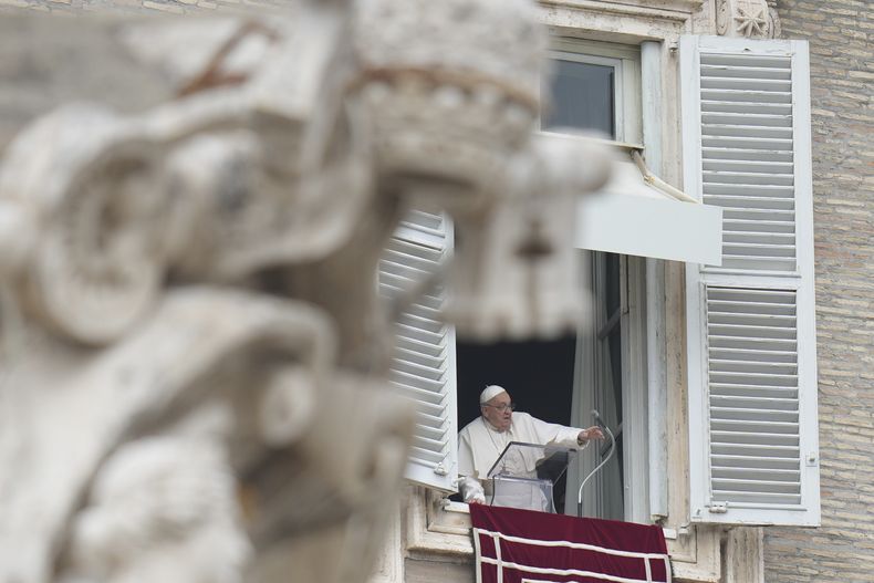 El papa Francisco saluda durante la oración del Ángelus con motivo del día de la Epifanía desde la ventana de su estudio con vista a la Plaza de San Pedro, en el Vaticano, el lunes 6 de enero de 2025. (AP Foto/Alessandra Tarantino)