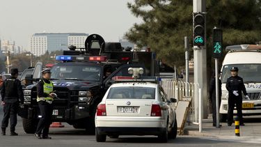americateve | Dos polic&iacute;as (derecha) y miembros de un equipo policial de respuesta r&aacute;pida custodian una calle donde el lunes un veh&iacute;culo se encim&oacute; sobre una multitud cerca de la Plaza de Tiananmen, donde se estrell&oacute; y se incendi&oacut