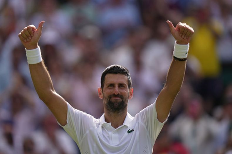 El serbio Novak Djokovic felebra al vencer al ruso Roman Saffiulin en la cuarta ronda de Wimbledon el domingo 5 de julio del 2026. (AP Foto/Brian Inganga)